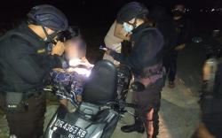 Duh, Perempuan dan Waria Ini  Kena Razia saat Asyik Mabuk di Gubuk