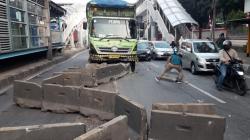 Truk Hino Tabrak Pembatas Jalur Bus Transjakarta di Tomang, Lalu Lintas Padat