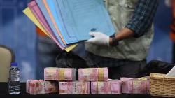 KPK Pamer Barang Bukti Tumpukan Uang Hasil OTT Bupati Probolinggo