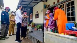 Presiden Jokowi dan Kepala BIN Tinjau Vaksinasi Door to Door di Kuningan