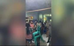 Antre Vaksin sejak Dini Hari, Seorang Ibu Hampir Terinjak di Puskesmas Lawang Kidul 