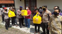 Ribuan Paket Sembako Dibagikan untuk Disabilitas Netra di Wyata Guna Bandung