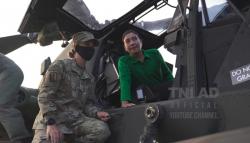 Lucunya Istri KSAD Hetty Andika Naik Helikopter Bareng Prajurit US Army : Minggir-minggir Becak