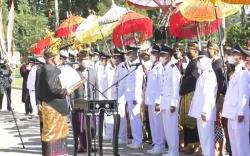 29 Kades di Lotim Didampingi Ajudan Berpayung dengan Baju Adat Sasak saat Dilantik