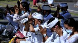 Umat Hindu Bali Sembahyang Hari Pagerwesi dengan Prokes Ketat