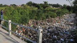 Penampakan Lautan Sampah Tutupi Aliran Kali di Tambun Bekasi
