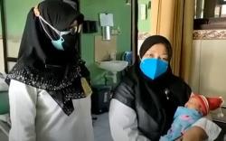 Warga Sidoarjo Temukan Bayi Cantik dalam Tas di Kebun Bambu