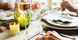 Sendok Terjatuh ke Lantai saat Makan di Restoran, Ambil atau Biarkan?