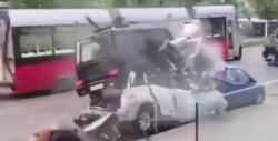 Viral 2 Mobil Hancur Lebur Ditabrak Mercedes G-Class seperti Dilindas Tank 