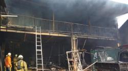 Kebakaran Pabrik Mebel di Cipayung, Satu Orang Terluka Melompat dari Lantai Dua