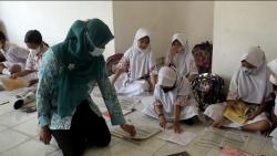 Potret Memprihatinkan Siswa SD di Kudus Ikuti PTM di Musala akibat Atap Kelas Ambruk
