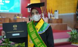 Hebat, Mahasiswi Cantik Anak Sopir Truk Ini Jadi Wisudawan Terbaik dengan Predikat Cumlaude 