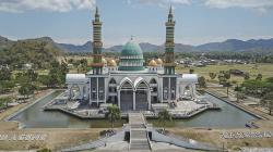 Arsitektur Unik, Masjid Agung Darussalam Sumbawa Barat Jadi Destinasi Wisata Favorit