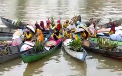 Tinjau Lokasi Wisata, Sandiaga Uno Disambut Acil-Acil Pasar Terapung