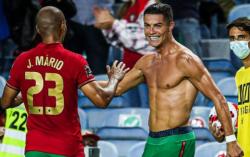 Lewati Rekor Ali Daei, Cristiano Ronaldo Selebrasi Bareng Petugas Keamanan 