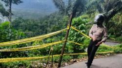 Jalan di Kelok 44 Retak, Polres Agam Pasang Garis Polisi