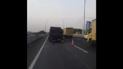 Kecelakaan di Tol JORR KM 16.400A Pondok Ranji Arah Pondok Indah, Truk Patah As Roda