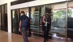 Geledah Rumah dan Kantor Bupati Probolinggo, Penyidik KPK Bawa 3 Koper Dokumen 