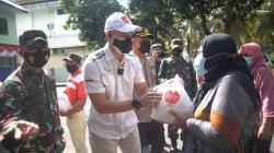 Artis Okan Kornelius Bagikan Sembako dan Tempat Tidur untuk Pasien Isoter di Lumajang 