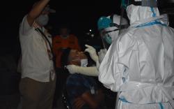 Asyik Nongkrong di Warung, Pelanggar Prokes Dapat Hadiah Tes PCR Covid-19