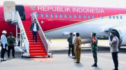 Berjaket Hitam, Presiden Jokowi Tiba di Bandara Radin Inten II Lampung<