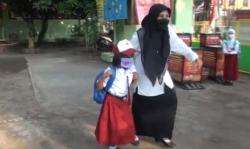 Lucu, Para Siswa SD Ini Kebingungan Cari Ruang Kelas di Hari Pertama PTM 