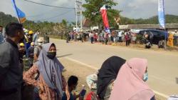 Ratusan Warga Pringsewu Tunggu Kedatangan Presiden Jokowi di Bendungan Way Sekampung