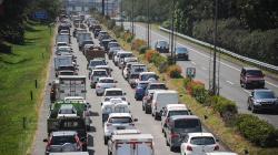 Macet Panjang Imbas Pemberlakuan Ganjil Genap di Pintu Keluar Tol Kota Bandung<