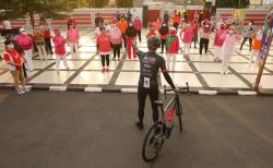 Sidak GOR Tri Lomba Juang, Ganjar ke Emak-Emak: Tolong yang Senam Jangan Dekat-Dekat