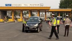 Ganjil Genap di Bandung, Puluhan Mobil Luar Kota Diputar Balik di Tol Pasteur<