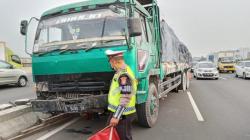 Kecelakaan di KM 1+200 Tol Tanjung Priok Arah Cawang, Truk Fuso Penuh Muatan Pecah Ban