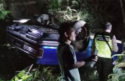 Tak Kuat Menanjak, Mobil Sedan Terguling di Tepi Jurang