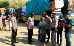 Puluhan Sopir Truk Tujuan  Waingapu Tertahan di Pelabuhan Lembar gegara Kapal Diperbaiki