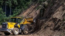 Jalan Trans Palu Tertimbun Longsor, Kendaraan Tertahan 13 Jam