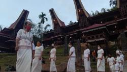Wanita Lansia Ikut Meriahkan Toraja International Festival 2021