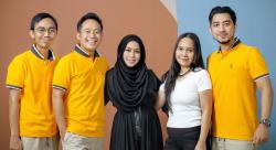 Denny Cagur Unggah Foto Keluarga, Netizen Kaget: Ada Arya Saloka 