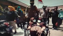 Anak Kembar Siam asal Garut Dapat Kursi Roda Khusus, Pergi Sekolah Lebih Mudah<