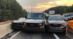 Begini Jadinya bila Pengendara Tak Mau Ngalah, 3 Mobil Terjepit di Pintu Keluar Tol