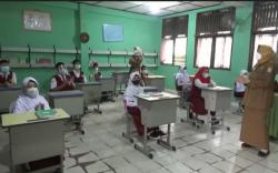 Hari Pertama PTM di Palembang, Siswa dan Guru Lantunkan Ayo Sekolah <