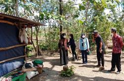 Cek Warga yang Tinggal di Kandang Sapi, Istri Bupati Gunungkidul Akan Bantu Pembangunan Rumah