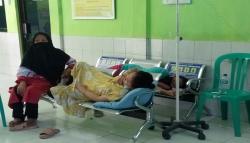 83 Warga Karawang Diduga Keracunan Nasi Bebek, 1 Meninggal Puluhan Dirawat<