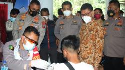Tinjau Vaksinasi di Unklab, Wakapolda Sulut Ajak Masyarakat Tetap Patuhi Prokes