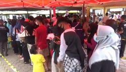 Lagi, Warga Abaikan Prokes saat Vaksinasi Massal di Kantor Kecamatan Purwakarta<