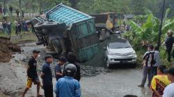 Hindari Lubang, Truk Pasir Terguling Timpa Minibus di Sukabumi, Sopir Selamat<