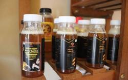 Kisah Sukses Warga Banjabaru Budi Daya Lebah Madu, Omzet Rp20 Juta per Bulan