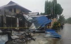 Kantor Polsek KP3 Udara Sentani Terbakar akibat Gedung di Belakangnya Dibakar Massa