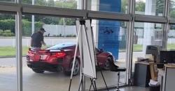 Viral Pencuri Nekat Bawa Kabur Mobil Sport Mewah di Depan Sales saat Dealer Ramai