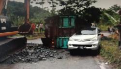 Lindas Jalan Berlubang, Truk Oleng Timpa Avanza hingga Ringsek di Sukabumi