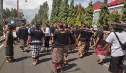 Ratusan Warga Geruduk PN Gianyar Kawal Sengketa Tanah Desa Adat Guwang