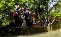 Demi PTM, Siswa di Luwu Bertaruh Nyawa Bergelantungan Lintasi Jembatan Tambang